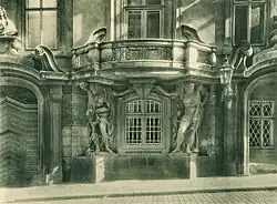 Sochy Maurů nesoucí balkon
