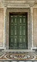 Původní dveře kurie přenesené v roce 1660 do lateránské baziliky