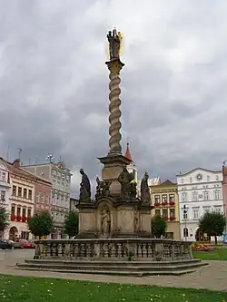 Broumov, náměstí, sloup.jpg