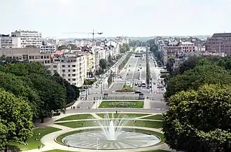 Pohled na třídu z Vítězného oblouku v parku Cinquantenaire