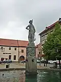 Socha Spravedlnosti na podstavci kašny