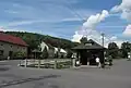 Autobusová zastávka na návsi