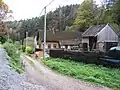 Domy čp. 8 a 7 ve střední části osady