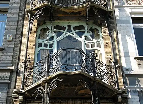 Kované balkony domu Saint-Cyr od Gustava Strauvena (1901–1903)