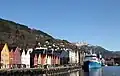 Přístavní hráz v Bryggen, Fløyen (vlevo, únor 2005)