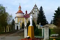 Kostel Povýšení svatého Kříže v Březinách a socha Panny Marie