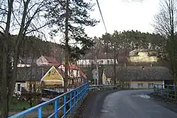 Pohled na část vesnice od mostu