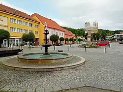 Náměstí Svobody s kostelem Nanebevzetí Panny Marie v srpnu 2023