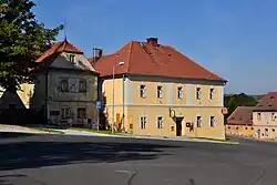 Domy na jižní straně návsi