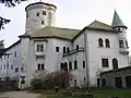 Nádvoří a vstup do zámku