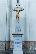 Krucifix před kostelem
