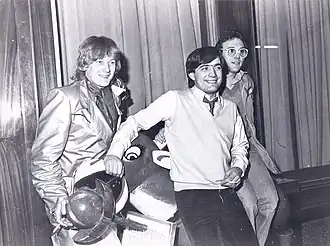 Geoff Downes (zcela vlevo) a Trevor Horn (zcela vpravo) se španělským moderátorem Xarlim Diegem v pořadu Caspe Street v roce 1980.