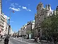 Budovy podél ulice Rue de Rivoli (s výhledem na farnost Saint-Paul, v dohledu Saint-Louis)