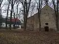 Jihozápadní průčelí kaple, v pozadí Lovecká chata čp. 7