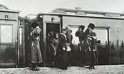 Car Mikuláš II., carevna Alexandra Fjodorovna a carevič Alexej Nikolajevič vystupují z vlaku při příjezdu do vojenského tábora, květen 1916