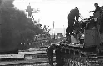 Jižní Francie, Toulon.- „Operace Lila“ - Panzer IV II. tankového sboru SS v přístavu Toulon před hořící francouzskou válečnou lodí