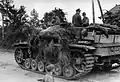 Ustupující německé tankové síly se stíhačem tanků StuG III