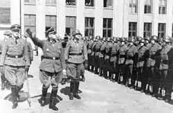 Erich von dem Bach-Zelewski při přehlídce pořádkové policie na Leninově náměstí doprovázen SS-Gruppenführerem von Gottbergem, Minsk, okupovaná část SSSR (zhruba rok 1943).