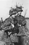 Průzkumníci Waffen-SS vyzbrojení MP40.