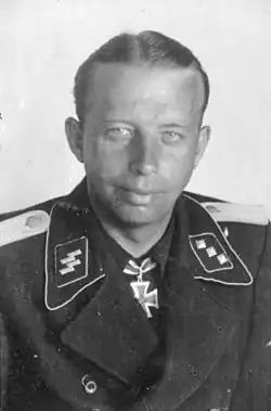 Worthmann jako SS-Untersturmführer poté, co byl vyznamenán rytířským křížem.