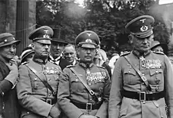 "Zleva: pozdější polní maršál Gerd von Rundstedt, generál Werner von Fritsch a Werner von Blomberg. Fotografie pocházející z roku 1934."