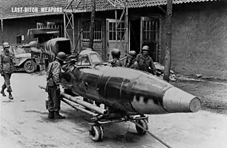 Američtí vojáci při prohlídce zbraně (pravděpodobně duben 1945, zdroj Bundesarchiv)
