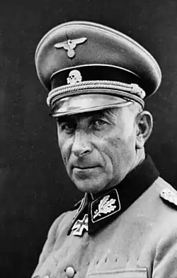 Paul Hausser jako SS-Gruppenführer s insigniemi SS, které byly nošeny před rokem 1942. Na jeho krku visí Rytířský kříž.