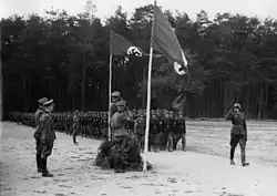 Sovětští dobrovolníci wehrmachtu, příslušníci legie, pochodují před německými důstojníky. Rok 1942.