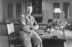 Adolf Hitler, pečlivě inscenovaná propaganda, silné boční šikmé světlo vytváří výstižnost, používá se při portrétování mužů. Dodatečné osvětlení reflektory z horního pravého a levého rohu zabraňuje ostrým stínům.