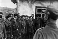 Štábní tlumočník mluví s kozáckými dobrovolníky po obranných bitvách s partyzány (1944).