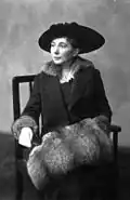 Margarethe Ludendorffová s rukávníkem na fotografii (1915)