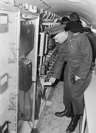 Sovětský důstojník v odhaleném tunelu (1956)