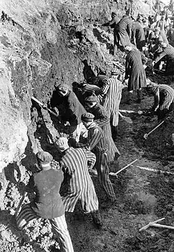 Vězni při zemních pracích (rok 1936)