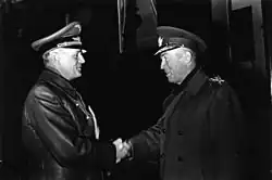 Ribbentrop (vlevo) se zdraví s Ionem Antonescem (leden 1943)