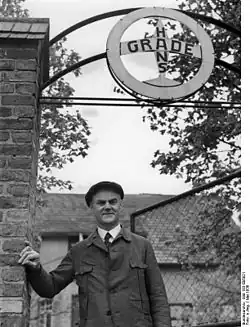 Hans Grade před svým domem