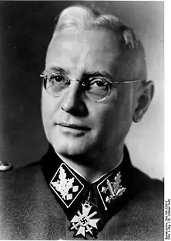 Hans Jüttner jako SS-Obergruppenführer. Na jeho krku visí Rytířský kříž záslužného kříže.