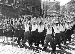 Závěrečný průvod na I. Světovém festivalu mládeže a studentstva v Praze 17.08.1947, delegace Svazu české mládeže v uniformách[128]