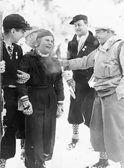 Laila Schou Nilsenová (druhá zleva; 1936)