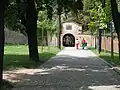 Jeden ze vstupů do hradu z okolního parku