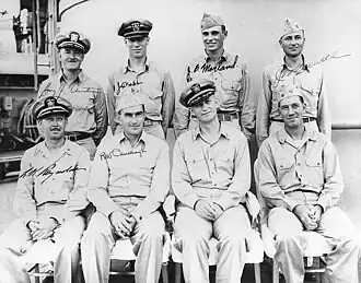 Kapitán Arleigh A. Burke (sedící, vpravo uprostřed), USN, velitel 23. eskadry torpédoborců v roce 1943