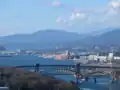 Fjord Burrard Inlet a most Ironworkers Memorial Second Narrows Crossing, pohled na západ z Capitol Hill v Burnaby