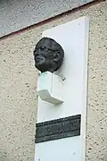 Busta Jana Zahradníčka na rodném domě v Mastníku