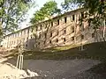 Hlavní trakt při pohledu ze zámecké zahrady na severní straně