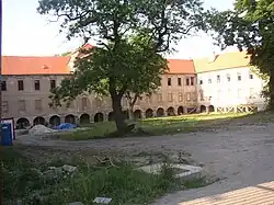 Pohled přes nádvoří na střední trakt a východní křídlo