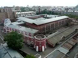 Pohled na komplex Butyrka ze sousední výškové budovy. V popředí lze rozeznat jednu ze strážních věží původní pevnosti.