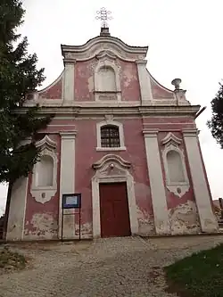 Průčelí kostela sv. Jana Křtitele v Byšicích