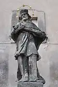 socha u kostela