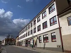 Bystřice nad Pernštejnem - budova úřadů čp. 15 na Masarykově náměstí.jpg