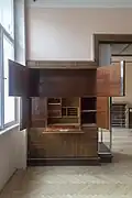 Skříň nalevo od oblouku