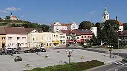 Náměstí Svobody s kostelem sv. Jana Křtitele a kaple sv. Floriána nad městem